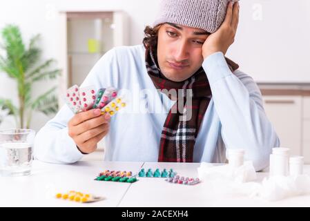 Giovane uomo che soffre di flu in casa Foto Stock