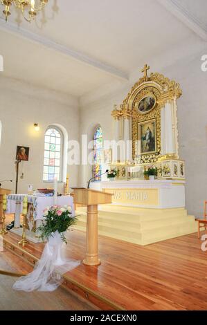 Chiesa Santuario prima di una cerimonia di matrimonio. Sedie vuote per la sposa e lo sposo Foto Stock