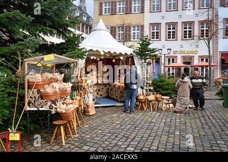 Stand di vendita con legno locale producs fatta a piazza chiamata "Kornmarkt' come parte del tradizionale mercatino di Natale nel centro della città Foto Stock