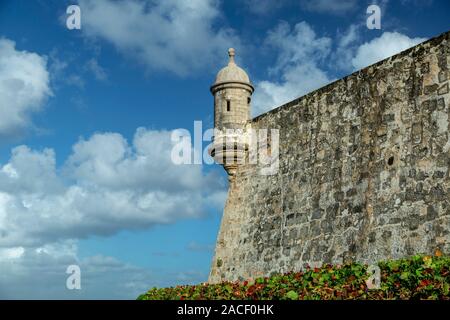 Sentry casa ("garita') e mura difensive, San Felipe del Morro Castle (1540S-1786), il Sito Storico Nazionale di San Juan, la vecchia San Juan, Puerto Rico Foto Stock