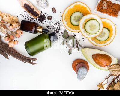 Self Care prodotti dalla naturale ingredienti organici. La medicina moderna, speziale. Burri, sapone, siero, scrub, fettine di arancia, avocado, pietre per Foto Stock