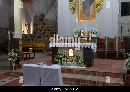 Chiesa Santuario prima di una cerimonia di matrimonio. Sedie vuote per la sposa e lo sposo Foto Stock