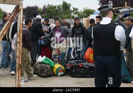 La polizia di frontiera e funzionari dell'Agenzia sfrattare rumena di immigrati provenienti da una baraccopoli costruite su un sito abbandonati all'ex Hendon regno terreno di calcio nel nord ovest di Londra. Foto Stock