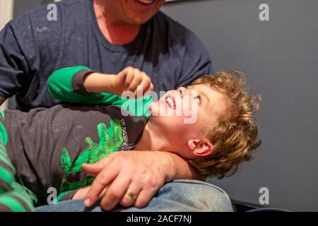 Denver, Colorado - Adam Hjermstad Jr., 5, gioca con il suo papà, Adam Hjermstad Sr. Foto Stock