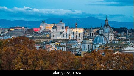 Panorama di Roma in serata, come visto da Castel Sant'Angelo, con la cupola di Santa Agnese Chiesa, il Campidoglio e l'Altare della Patria monume Foto Stock