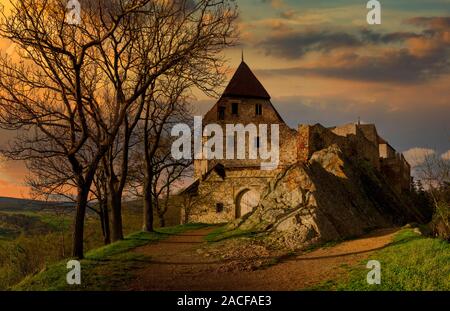 Castello medievale Tocnik nella Repubblica Ceca. Cielo di tramonto. Europa centrale. Foto Stock