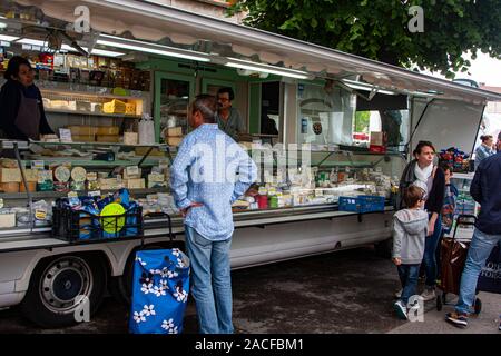 Francia, regione della Loira, Forez, venelles, Street Market, città mercato, produrre, mercanti, mercatini, cabine di mercato, Foto Stock