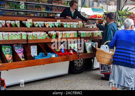 Francia, regione della Loira, Forez, venelles, Street Market, città mercato, produrre, mercanti, mercatini, cabine di mercato, Foto Stock