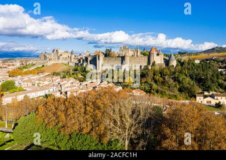 Vista aerea del Cite de Carcassonne, un medievale Collina cittadella nella città francese di Carcassonne, Aude, Occitanie, Francia. Fondata nel gallo-romana Foto Stock