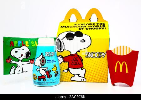 McDonald's Happy Meal scatola di cartone con SNOOPY un Peanuts. McDonald's è un ristorante fast food chain Foto Stock