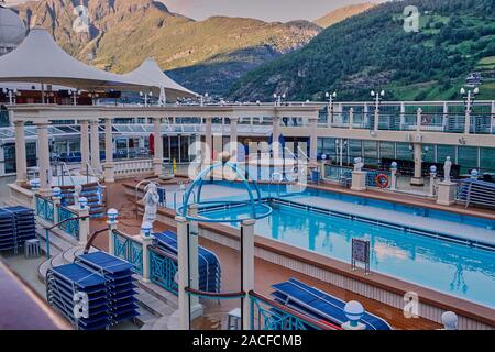 Preso dal Lido deck del norvegese Spirito. Il piccolo villaggio Flåm è una delle destinazioni più popolari in Norvegia e Scandinavia Foto Stock