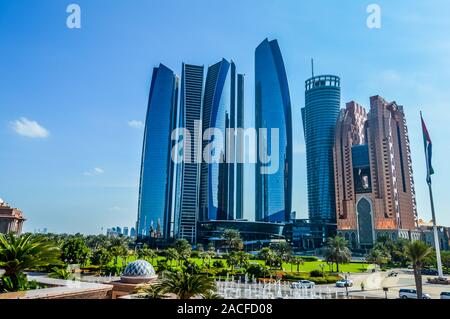 Etihad torri da Jumeirah ,una serie di cinque edifici alti e hotel di Abu Dhabi Corniche , EMIRATI ARABI UNITI Foto Stock
