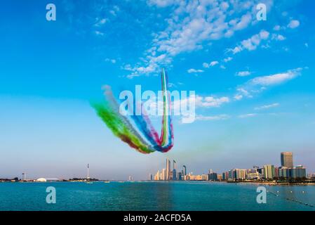 Aerei di volare al di sopra di Abu Dhabi skyline per gli Emirati arabi uniti celebrazione della festa nazionale air show Foto Stock