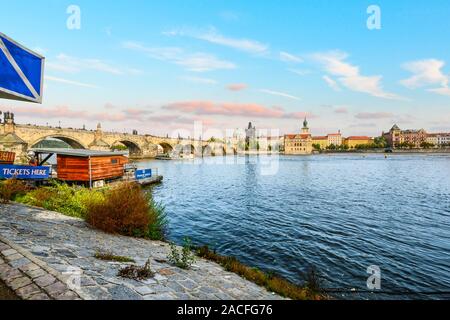 Vista del Ponte Carlo da isola di Kampa riverbank sotto un cielo colorato a Praga, Repubblica Ceca. Foto Stock