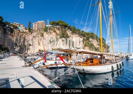 Monte Carlo, Monaco - 26 Settembre 2019: Barche a vela e yacht ormeggiati nel porto di Fontvieille lungo la Riviera nel Principato di Monaco. Foto Stock