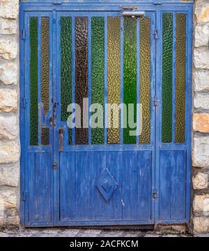 Porta in blu le strade della città santa di Safed, Israele. Foto Stock