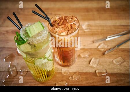 Due bicchieri con bevande rinfrescanti. Deliziose acque rinfrescanti con il cetriolo e la cannella in bicchieri Foto Stock