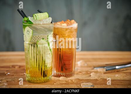 Due bicchieri con bevande rinfrescanti. Deliziose acque rinfrescanti con il cetriolo e la cannella in bicchieri Foto Stock