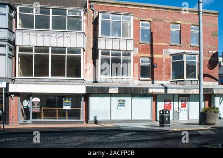 Negozi di vuoto che mostra la desolazione del High Street. Negozi stanno chiudendo a causa di condizioni economiche e la pressione da parte di shopping online. Foto Stock