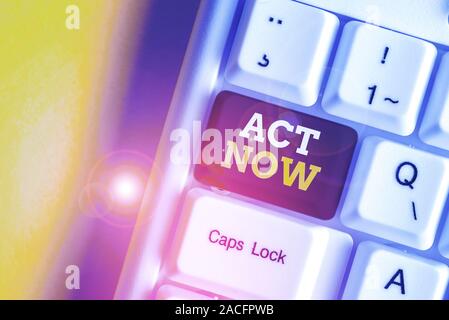 Segno di testo mostra agire ora. Business photo testo avente una risposta veloce per chiedere a qualcuno di fare azione di ritardo Dont White tastiera PC con nota vuota abo della carta Foto Stock