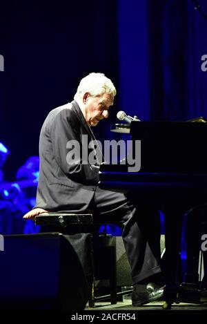 Napoli, Italia. 02Dec, 2019. Il cantante italiano, pianista e compositore Paolo Conte performing live al Teatro San Carlo di Napoli con il suo tour "50 anni di azzurro". (Foto di Paola Visone/Pacific Stampa) Credito: Pacific Press Agency/Alamy Live News Foto Stock