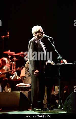 Napoli, Italia. 02Dec, 2019. Il cantante italiano, pianista e compositore Paolo Conte performing live al Teatro San Carlo di Napoli con il suo tour "50 anni di azzurro". (Foto di Paola Visone/Pacific Stampa) Credito: Pacific Press Agency/Alamy Live News Foto Stock