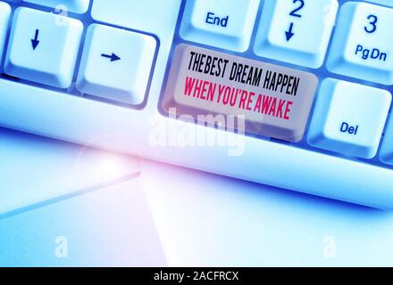 La scrittura della nota che mostra il miglior sogno accadere quando si ri sveglio. Il concetto di business per i sogni hanno a credere White tastiera PC con nota la carta Foto Stock