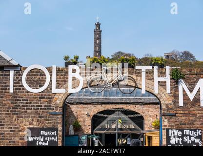 Tolbooth ingresso sul mercato con vista del Monumento Nelson su Calton Hill, Edimburgo, Scozia, Regno Unito Foto Stock