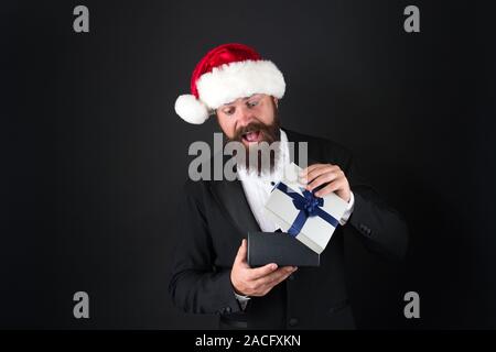 Sorprendete il vostro capo. Happy businessman got Xmas Surprise. Eccitati man open box a sorpresa. Sorpresa da Babbo Natale. Regalo di natale. Anno nuovo presente. Fargli sentire speciale. Foto Stock