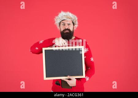 Diventare un professionista barbiere. Sorpreso barbiere attesa lavagna vuota. Uomo Barbuto pubblicità scuola barbiere. Per saperne barbering. Barbiere. Barberia, copia dello spazio. Foto Stock