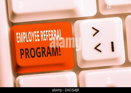 La grafia la scrittura di testo Employee Referral Program. Foto concettuale di reclutamento interno metodo impiegato da organizzazioni White tastiera PC con rilevare Foto Stock