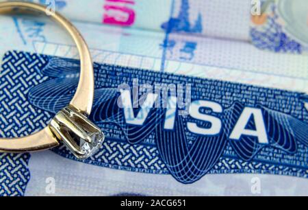 Foto macro di noi entrata vignetta visto in un passaporto e un impegno corona diamantata. Foto concettuale per l'immigrazione, del coniuge / partner / fidanzata visa. Foto Stock