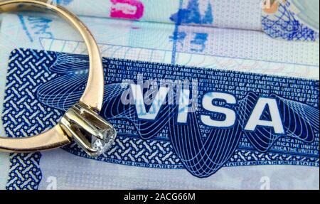 Foto macro di noi entrata vignetta visto in un passaporto e un impegno corona diamantata. Foto concettuale per l'immigrazione, del coniuge / partner / fidanzata visa. Foto Stock