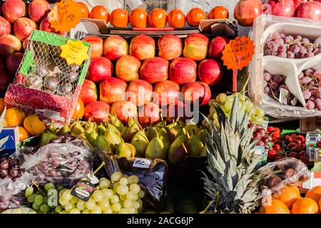 Pressione di stallo di frutta con un sacco di diversi di frutta fresca. Foto Stock