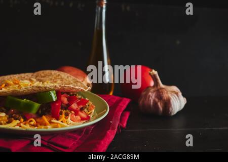 Quesadilla con pomodoro e olio d'oliva, pepe e aglio Foto Stock