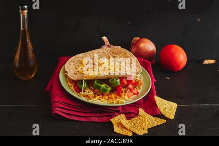 Quesadilla con pomodoro e olio d'oliva, pepe e aglio Foto Stock