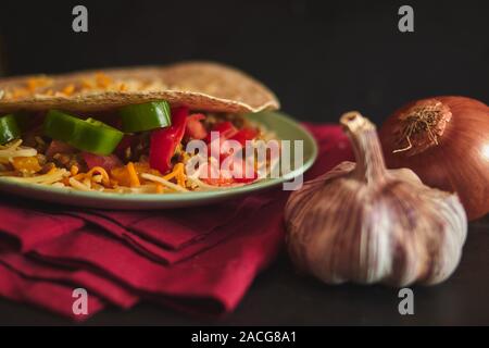 Quesadilla con pomodoro e olio d'oliva, pepe e aglio Foto Stock