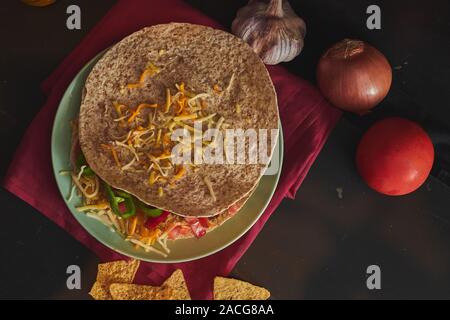Quesadilla con pomodoro e olio d'oliva, pepe e aglio Foto Stock