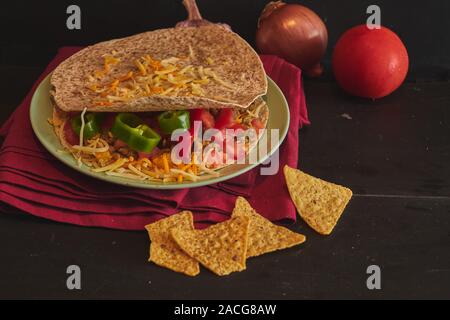 Quesadilla con pomodoro e olio d'oliva, pepe e aglio Foto Stock