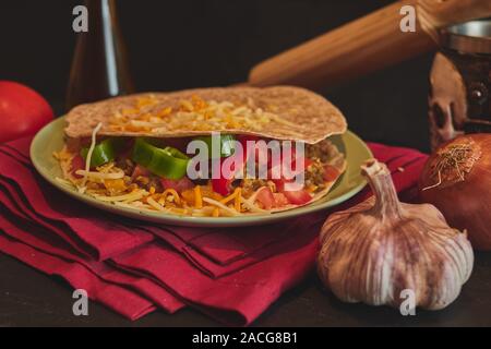 Quesadilla con pomodoro e olio d'oliva, pepe e aglio Foto Stock