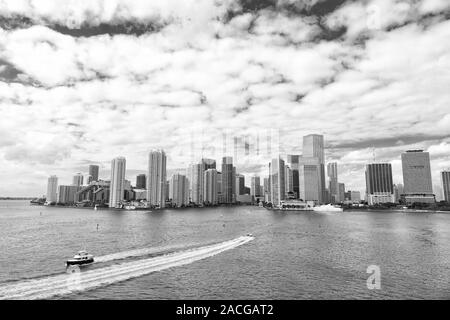 Grattacieli e azzurre acque dell'oceano. Deve vedere attrazioni. Miami ha un oceano Atlantico waterfront foderato con porti turistici. Il centro di Miami è urbano city center basato intorno al quartiere centrale degli affari di Miami. Foto Stock