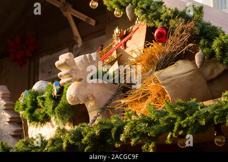 Decorazione di natale sul tetto di un cavalletto sul mercato di Natale in Germania Foto Stock