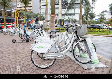 LIMA, Perù - SEP 08TH 2019: mezzi alternativi di trasporto per gli abitanti della città di Lima in Perù Foto Stock