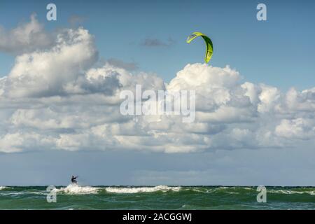 Un kite surfer è navigare tra le onde del Mar Baltico al largo di Mielno, Polonia nel 2019. Foto Stock