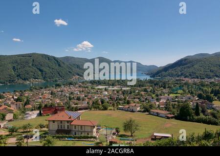 Splendida vista panoramica sul villaggio di Magliaso e il lago di Lugano in background, situato nella meravigliosa nel Canton Ticino, Svizzera Foto Stock