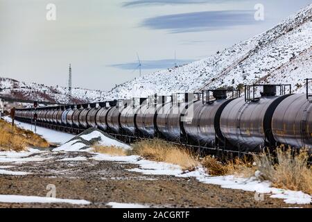 Una pesante BNSF treno con 9 locomotori totale opere la sua strada verso il lato est di theTehachapi passano in un giorno di neve nel dicembre 2019 Foto Stock