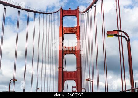 Golden Gate Bridge pilone e cavi di sospensione; Golden Gate Bridge è una sospensione ponte che attraversa il Golden Gate, l'uno-miglio-wide stretto connection Foto Stock