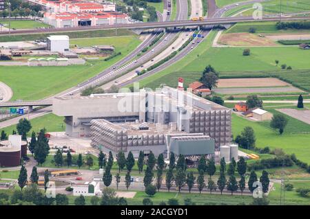 Giubiasco, Ticino, Svizzera - 13 Agosto 2019 : Vista del moderno impianto di incenerimento di rifiuti (rifiuti di energia) gestito dall'ACR (azienda servizi cantonali Foto Stock