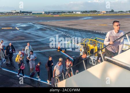 I passeggeri di salire a bordo di un volo Easyjet, l'aeroporto di Bristol, Inghilterra, Regno Unito Foto Stock