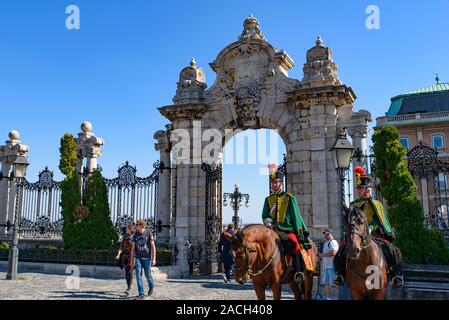 Ungherese Royal Horse Guards al Castello di Budapest, Ungheria Foto Stock